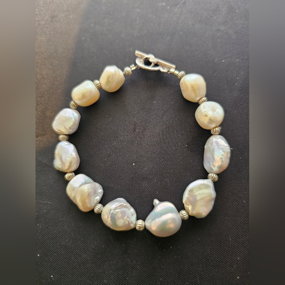 Lustrous Silver and Cream Pearl Bracelet‎